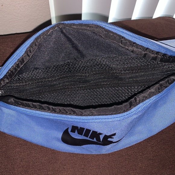 New Nike fenny bag front zipper and back zip pocket inside new with tag - Picture 6 of 7